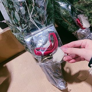 ベルやリボンはブーケに貼り付けてお届けします。