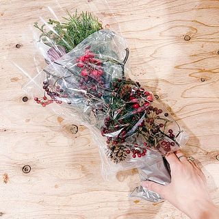 お届けの状態イメージ。松ぼっくりや実ものは短い長さでお届けします。