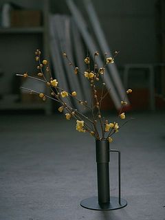 大きな枝を飾れるアイアンスタンドにもぴったり。