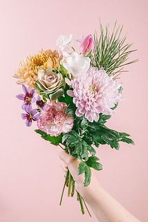 お届け一例（ブーケの内容は毎回異なります）