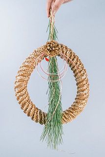 松と松ぼっくりの重みでリースが楕円形になることがございます。