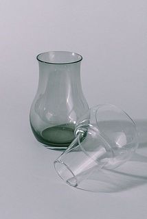 受け皿は取り外せるので、球根や植物の水を交換しやすいです。