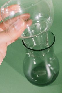 受け皿は取り外せるので、球根や植物の水を交換しやすいです。