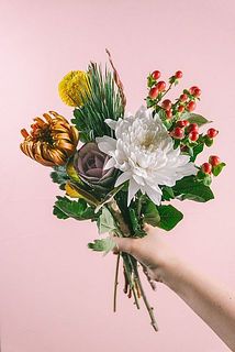 お届け例（お花の内容は毎回異なります）