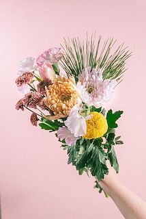 お届け例（お花の内容は毎回異なります）