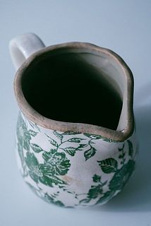 ピッチャーの形をしています。内側はザラザラとした質感。