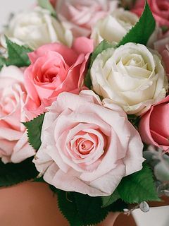 バラは小輪〜中大輪のミックス。品種はその時一番良いものをお届けします。