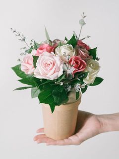 ブーケは紙素材のカップに入っています。