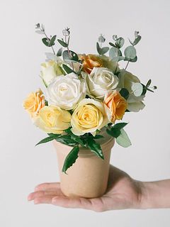 ブーケは紙素材のカップに入っています。