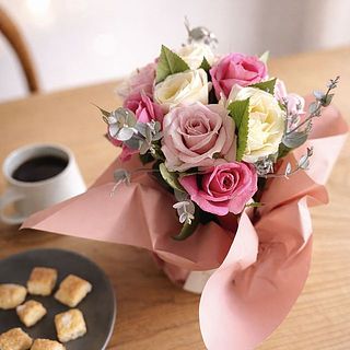 お家に飾った様子。ダイニングテーブルに飾るのにちょうど良いサイズ感。