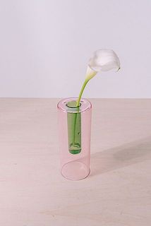 茎に動きのあるお花を一輪だけ入れると、うっとりするような美しさが生まれます。