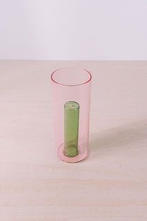 大小の筒が二重になった形。