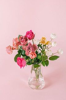 シンプルな花瓶でも華やかな空間に！