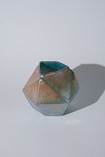 職人の手によってひとつひとつ色を吹き付け、削り出し加工をしているため、色合いには個体差があります。