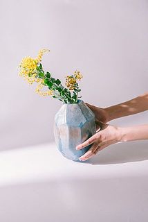 今の時期だとミモザもお似合いです。