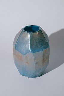 高さは21cmほど。動きのある枝ものもお似合いです。お水をしっかり入れましょう。