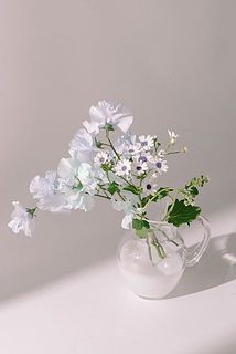 小花をたっぷり飾るのもお似合いです。