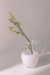 枝物もお似合いです。