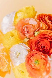 濃淡のバラエティ豊かなシトラスカラーのラナンキュラスをたっぷり束ねて。