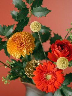 赤や黄色のお花に豆のような見た目の青文字を添えて🌱