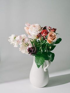 白い花器と相性抜群✨