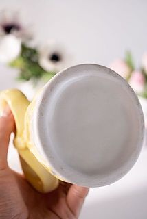 製造の過程で付着した塗料が底に付いている場合がございます。