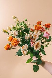 お花内容はお任せになります。その時にあるおすすめのバラでご用意いたします