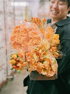フローリストがオレンジのお花をたくさん集めました🍊