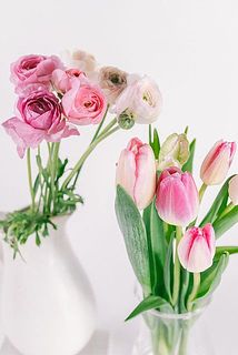 ラナンキュラスを7本、チューリップを6〜7本お届けします。