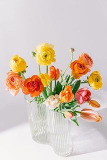 1つにまとめてどっさり飾ってもおしゃれ。使用花器：ウェーブ