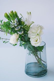 頭の大きな花は短めに。高低差をつけて飾って。