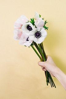 光触媒フラワー「マジェスティック・ホワイト」大輪薔薇とアネモネの極上アレンジ アネモネ「ホワイトブラックセンター」