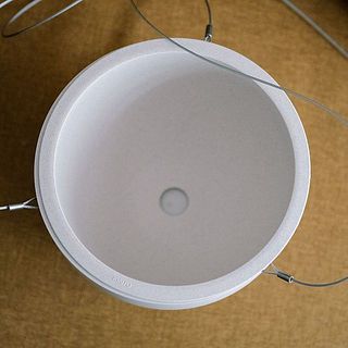 ポットは穴の開いた内側の容器とカバーの二重構造になっているので、水をたっぷりと与えることができます。
