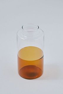 お花が色水に入っているようにも見えるおもしろい花器です。
