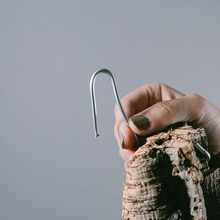 フックは柔らかいので形を変えることができます。