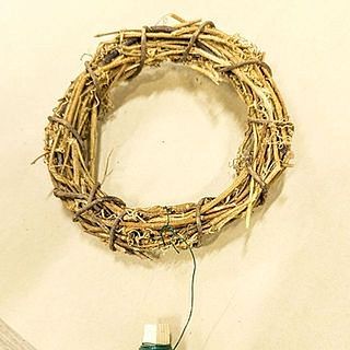ワイヤーの先をリース台に固定します