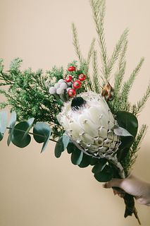 ココフラワーとキングプロテアのグレイッシュなスワッグ ドライフラワー グレイッシュなキングプロテアのスワッグ