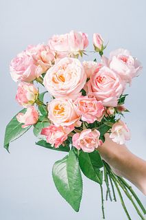 フローリストがつくる萬華園のストロベリーローズブーケ
