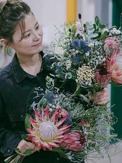 フローリストmikaがつくる「キングプロテアの高級スワッグ」