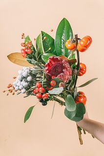 プロテアと秋の実のごろごろスワッグ