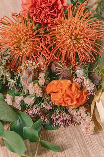 ピンクッションのウォームトーンスワッグ