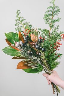 マグノリアと実ものスワッグ