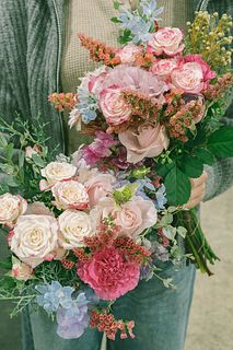 フローリストがつくるピンクメインのスパイラルブーケ