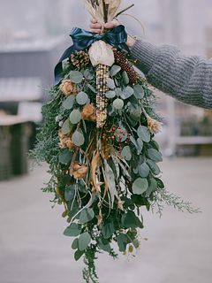 フローリストがつくる星紡ぎのスワッグ