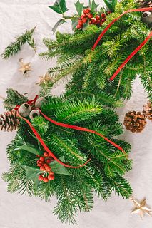 モミとクリスマスホーリーのシンプルスワッグ