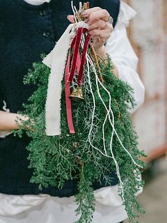 幸運を呼ぶ「クリスマスベルの針葉樹スワッグ」