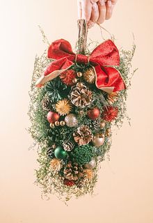 赤いリボンのホリデースワッグ