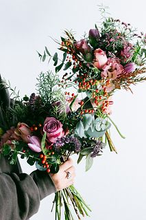 フローリストayaがつくる冬のスパイラルブーケ