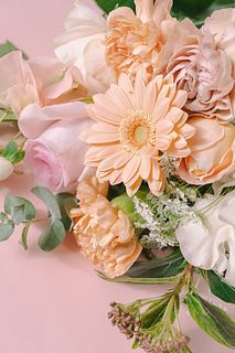 愛妻の日に贈るピンクオパールのおまかせブーケ