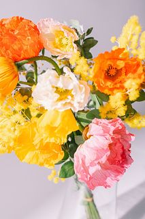 春を呼ぶミモザとポピー（テーブルブーケ）